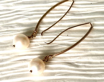 Pearl and gold earring modern classic collection