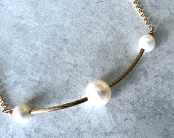 Minimalist gold and pearl necklace