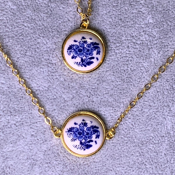 VINTAGE Amsterdam DELFT PORCELAIN Ceramic Holland Wild Flowers 14K Gold Plated Necklace Jewelry in Delft China Blue