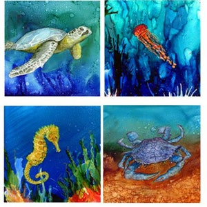 Set med underlägg med havsdjur - Fyra keramiska plattor, 10 x 10 cm. Avtryck av alkoholbläckmålningar.