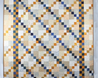 Colcha de retazos hecha a mano con patchwork, diseño de cadena en azul, beige, crema y dorado, tamaño cama