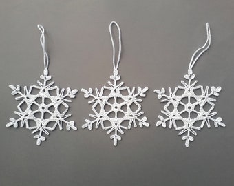 Weiße Schneeflocken, Weihnachtsdeko, Gehäkelte Ornamente, Weihnachtsbaumschmuck, Schneeflocken Applikationen, Girlandenmotive, Häkelsterne