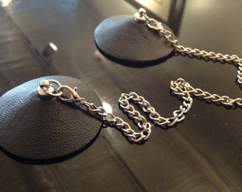 Copricapezzoli personalizzati in pelle nera con catena rimovibile