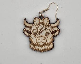 Pendientes con forma de vaca elaborados con madera de abedul