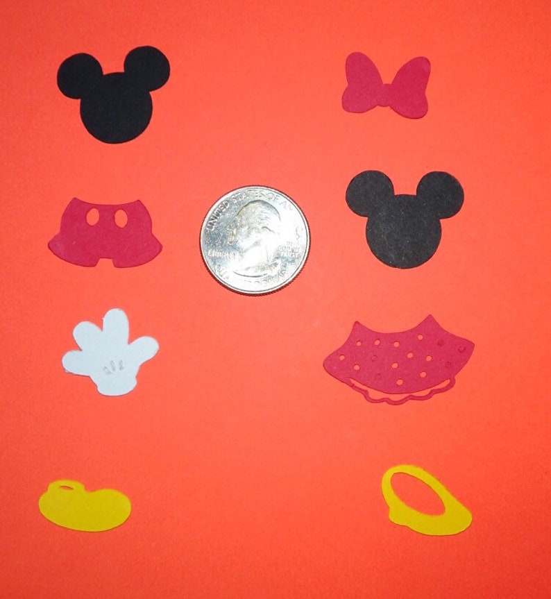 Puede incluir: Surtido de recortes de papel rojo, negro, blanco y amarillo de los personajes de Mickey Mouse y Minnie Mouse. Los recortes incluyen la cabeza de Mickey Mouse, la cabeza de Minnie Mouse, los pantalones cortos de Mickey Mouse, la falda de Minnie Mouse, el guante de Mickey Mouse, el lazo de Minnie Mouse y los zapatos de Mickey Mouse. Los recortes son aproximadamente del tama&ntilde;o de una moneda de 20 c&eacute;ntimos de euro.