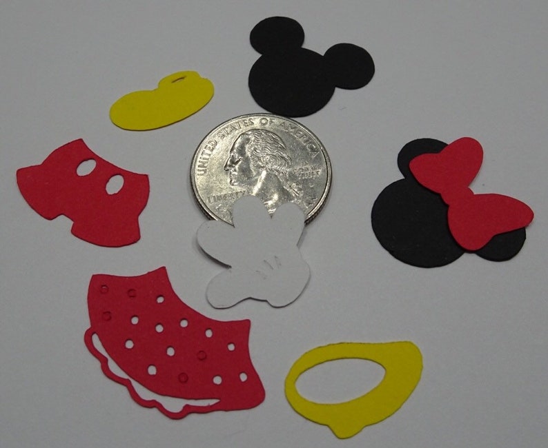 Puede incluir: Un conjunto de recortes de papel rojo, negro, blanco y amarillo con los personajes de Mickey Mouse y Minnie Mouse. Los recortes incluyen la cabeza de Mickey Mouse, sus pantalones cortos y un guante, as&iacute; como la cabeza de Minnie Mouse, su lazo y una falda. Los recortes son aproximadamente del tama&ntilde;o de una moneda de 25 centavos de d&oacute;lar estadounidense.