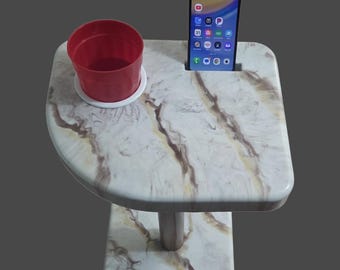 Mesa auxiliar de resina epoxi – Compacta y duradera