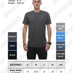 Puede incluir: Una camiseta unisex de color gris carb&oacute;n. La camiseta tiene cuello redondo y mangas cortas. Se incluye una tabla de tallas con medidas en pulgadas para el ancho y la longitud del cuerpo. La tabla muestra las tallas S, M, L, XL y 2XL.