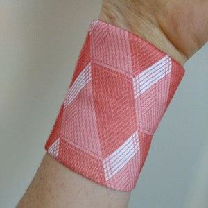 Coral and white geometric soft sweatband set