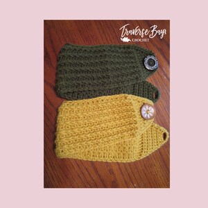 Puede incluir: Dos diademas de ganchillo hechas a mano en verde oliva y amarillo mostaza. Cada diadema tiene un cierre de botón y un patrón de puntada texturizada. La marca "Traverse Bay Crochet" es visible en la esquina superior derecha.