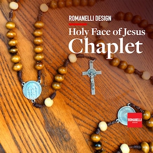 Pu&ograve; includere: Rosario in legno con grani marroni, un crocifisso d'argento e una medaglia con il Volto Santo di Ges&ugrave;. Il rosario &egrave; esposto su una superficie di legno. Il testo "Holy Face of Jesus Chaplet" &egrave; visibile.