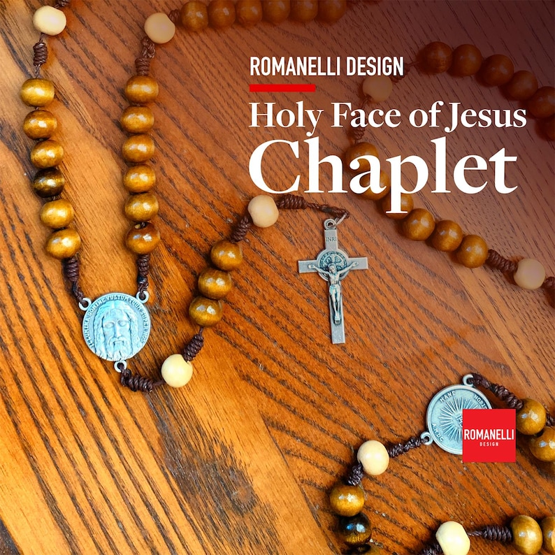 Pu&ograve; includere: Rosario in legno con grani marroni, un crocifisso d'argento e una medaglia con il Volto Santo di Ges&ugrave;. Il rosario &egrave; esposto su una superficie di legno. Il testo "Holy Face of Jesus Chaplet" &egrave; visibile.