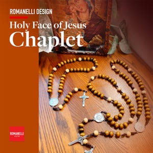 Pu&ograve; includere: Rosario in legno con crocifisso e medaglioni d'argento. Il testo "Holy Face of Jesus Chaplet" &egrave; visualizzato sopra il rosario. &Egrave; visibile anche il marchio "Romanelli Design".