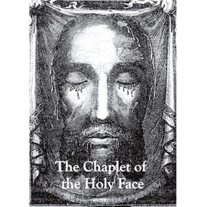 Pu&ograve; includere: Incisione in bianco e nero di un volto con occhi chiusi e barba, con goccioline d'acqua. Il testo "The Chaplet of the Holy Face" &egrave; in basso nell'immagine. L'immagine ha un tema religioso vintage.
