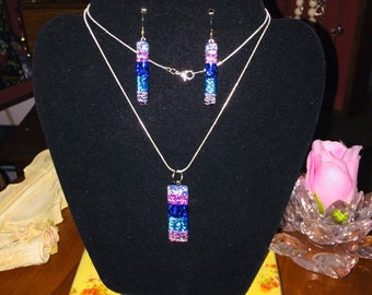 Conjunto de joyería con colgante y pendientes de vidrio artístico dicroico iridiscente