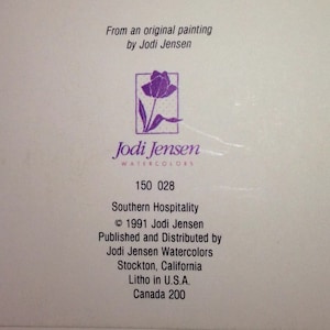Puede incluir: Fondo blanco con texto y un logotipo floral p&uacute;rpura. El texto dice "From an original painting by Jodi Jensen", "Jodi Jensen Watercolors" y "Southern Hospitality". La imagen tambi&eacute;n contiene informaci&oacute;n de derechos de autor y es una litograf&iacute;a impresa en EE. UU.
