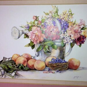 Puede incluir: Pintura a la acuarela de una regadera rebosante de flores rosas, moradas y amarillas. Melocotones y una peque&ntilde;a cesta de ar&aacute;ndanos se encuentran frente a la regadera, con un pa&ntilde;o a cuadros verdes y blancos.