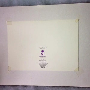 Puede incluir: Una impresi&oacute;n enmarcada con un borde blanco y un interior color crema. La impresi&oacute;n tiene texto y un logotipo de flor morada en la esquina inferior derecha. El texto incluye el nombre "Jodi Jensen" y el t&iacute;tulo "Southern Hospitality."