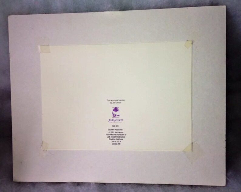 Puede incluir: Una impresi&oacute;n enmarcada con un borde blanco y un interior color crema. La impresi&oacute;n tiene texto y un logotipo de flor morada en la esquina inferior derecha. El texto incluye el nombre "Jodi Jensen" y el t&iacute;tulo "Southern Hospitality."