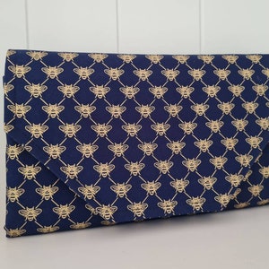 Gold Bees / Navy Embreagem para trocador de fraldas DELUXE - Nappy Clutch - Carteira para fraldas - Tapete para troca de fraldas - Embreagem para trocador de fraldas * FEITO SOB ENCOMENDA *