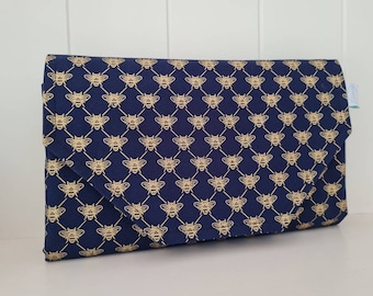 Embrague de alfombra de cambio de pañales Gold Bees / Navy DELUXE - Embrague de pañales - Cartera de pañales - Alfombra de cambio - Embrague de alfombra de cambio de pañales * HECHO A PEDIDO *