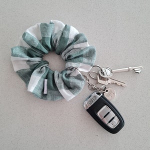 Llavero de pulsera Green Linen Gingham Scrunchie - llavero scrunchie - Llavero Scrunchie - Scrunchlet