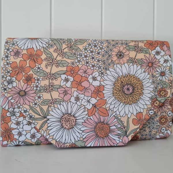 Pochette florale rétro pour tapis à langer avec poche pour lingettes - Couche - Pochette à couches - Pochette à couches - Portefeuille à couches - Change * MADE TO ORDER *