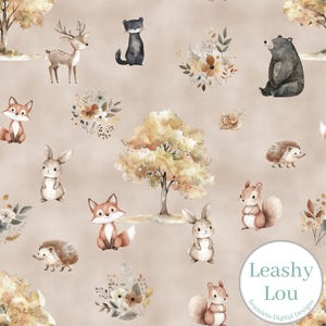 Op de afbeelding: Een naadloos patroon met bosdieren en bladeren in aquarelstijl. Het patroon bevat een hert, een vos, een konijn, een eekhoorn, een egel, een beer, een kat en een boom met gele bladeren. De achtergrond is lichtbruin.
