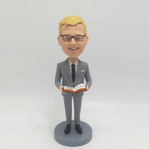 Officiant Bobblehead, Custom Wedding Officiant bobbleheads, Custom gifts for Wedding Officiants, wedding proposal gifts for Officiant -K823
