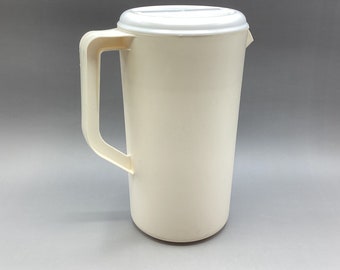 2-1/4 Quart Vintage Rubbermaid Covered Pitcher