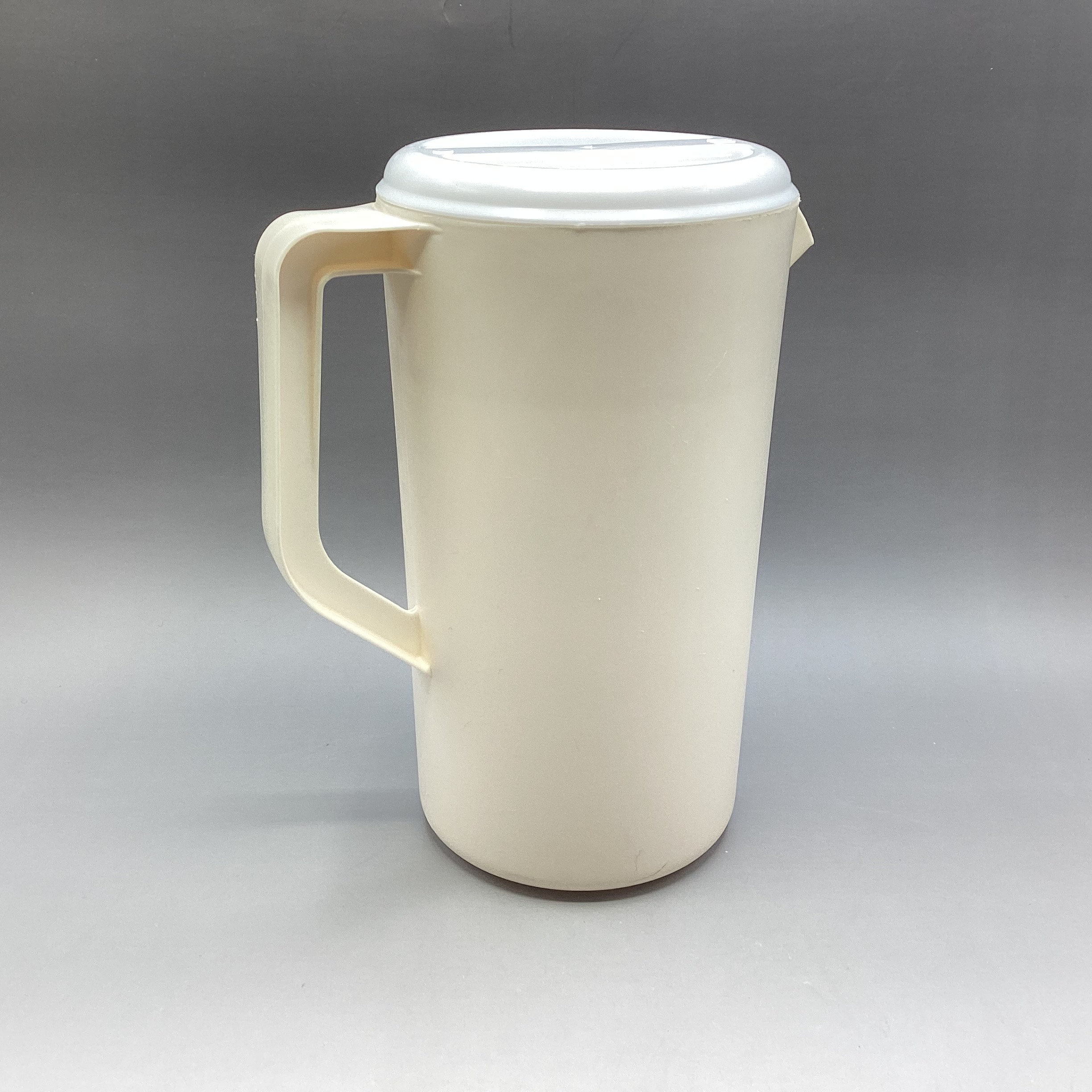 Rubbermaid 2678 Yellow Ribbed 2 Quart Pitcher with Lid ~ Vintage