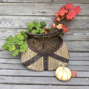 Vintage Wicker Fishing Creel * Rustic Cabin Decor * Camping Display Piece