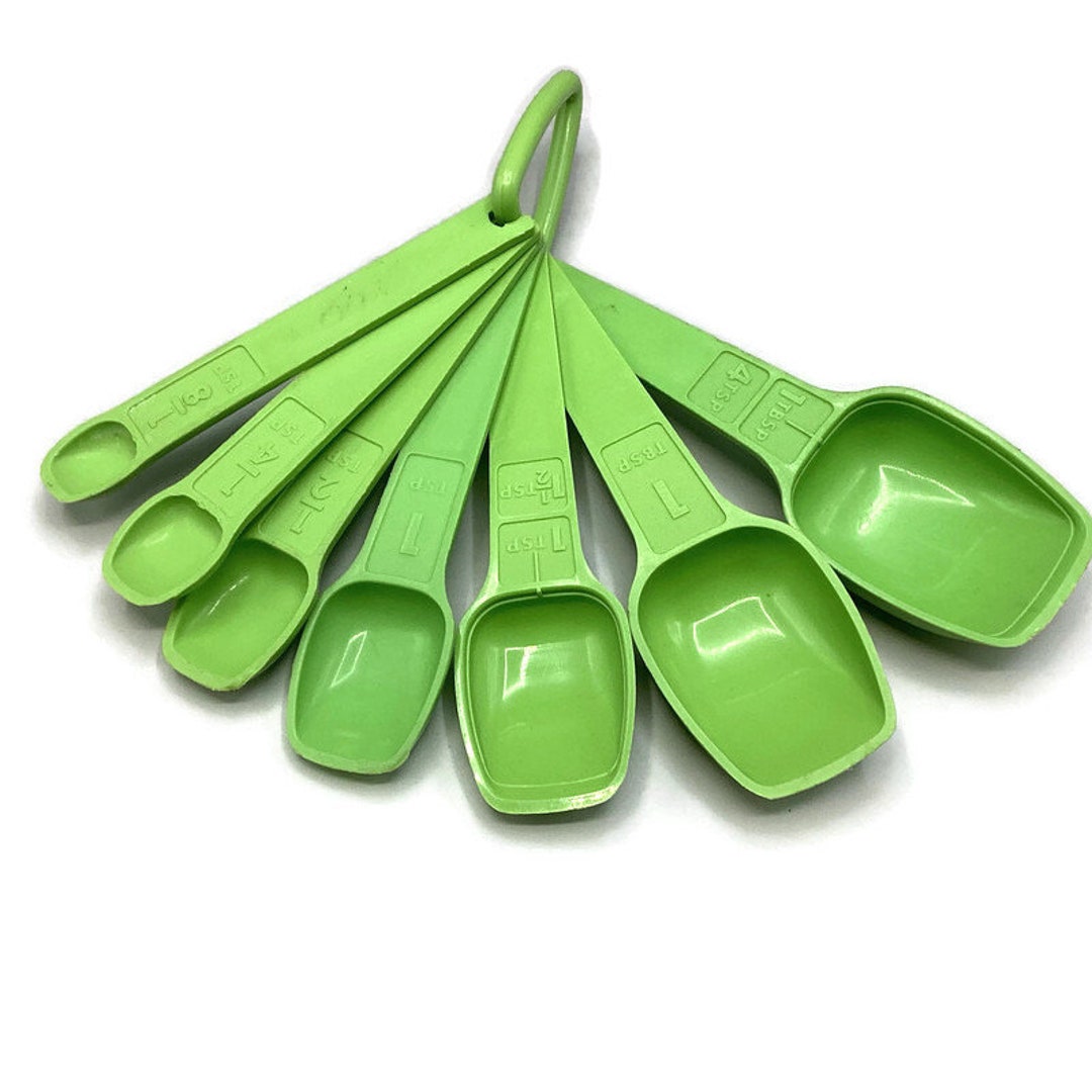 These measuring spoons are designed to visually represent