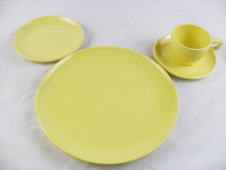 Vintage Watertown Lifetime Ware Dessert 12 Salad Plates Melamine Yellow Bread and Butter