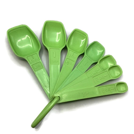 7) Tupperware Vintage Measuring Spoons Set