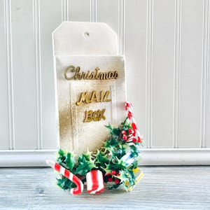 Caixa de correio de plástico vintage de Natal com azevinho e bastões de doces - Kitsch MCM Decoração de parede