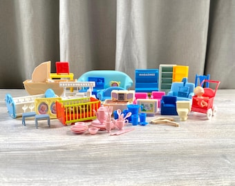 Vintage plastic poppenhuismeubels en -accessoires: superieure Fisher Price-wieg van 30 stuks met baby