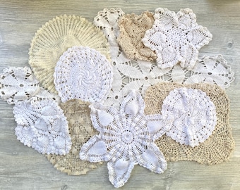 Lote de 10 tapetes de ganchillo vintage en lino de encaje hecho a mano, blanco y crema antiguo.