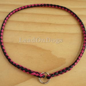 Pu&ograve; includere: Un collare per cani in pelle intrecciata rosa e nero con un anello a D argentato.