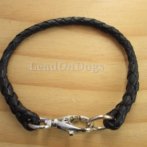 Puede incluir: Collar de perro de cuero trenzado negro con cierre plateado.