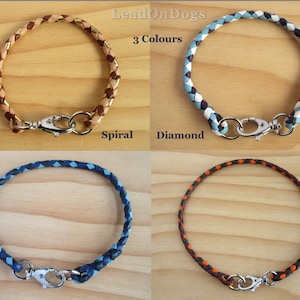 Puede incluir: Cuatro collares de perro de cuero en diferentes colores y patrones de tejido. Los collares son marr&oacute;n y dorado, blanco y azul, azul y negro, y naranja y marr&oacute;n. Cada collar tiene un cierre plateado.