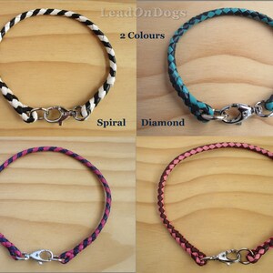 Puede incluir: Cuatro collares de perro de cuero en diferentes colores y tejidos. Los collares son negro y blanco, azul verdoso y negro, rosa y negro, y rosa y marr&oacute;n. Cada collar tiene un cierre plateado.