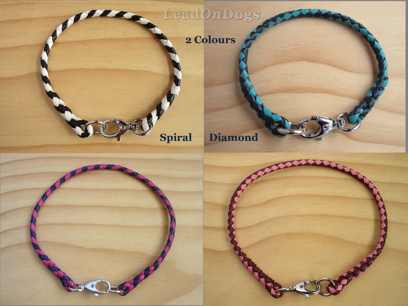 Puede incluir: Cuatro collares de perro de cuero en diferentes colores y tejidos. Los collares son negro y blanco, azul verdoso y negro, rosa y negro, y rosa y marr&oacute;n. Cada collar tiene un cierre plateado.