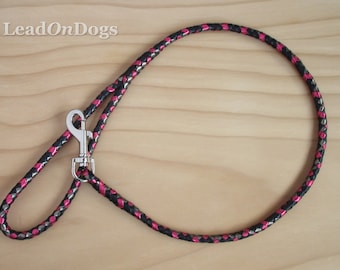 Geflochtene Hundeleine aus Känguruleder, Himbeerfolie, Zinn & Schwarz -LeadOnDogs Jessica