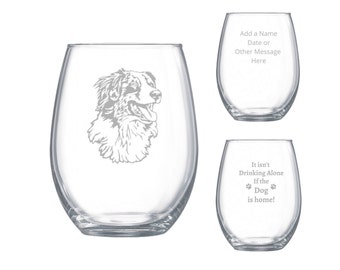 Könnte beinhalten: Klare, stielose Weingläser. Ein Glas zeigt ein detailliertes, geätztes Bild eines Hundegesichts. Zwei weitere Gläser haben den Text: "Add a Name Date or Other Message Here" und "It isn't Drinking Alone If the Dog is home!"