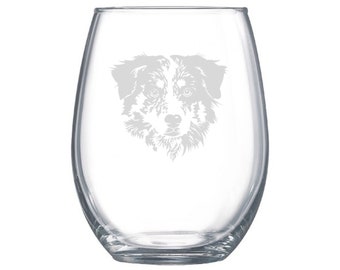 Könnte beinhalten: Ein klares Weinglas aus Glas mit einem geätzten Design eines Australian Shepherd-Hunde-Kopfes.
