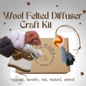 Puede incluir: Kit de manualidades de difusor de fieltro de lana con cinco colores de lana: berenjena, lavanda, óxido, mostaza y avena. El kit incluye un difusor pre-fieltrado, lana cardada y una varilla de madera.