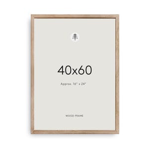 Könnte beinhalten: Ein rechteckiger hellbrauner Holzrahmen mit einem weißen Einleger, der ein kleines schwarzes Baum-Symbol, den Text 40x60, den Text Approx. 16" x 24" und den Text WOOD FRAME mittig auf der Oberfläche des Einlegers im Rahmen zeigt.