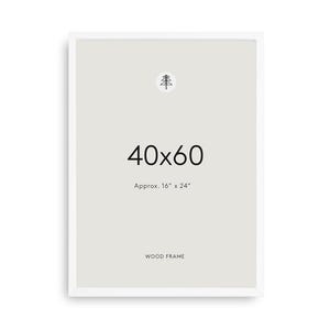 Può includere: Una cornice in legno bianco con un interno grigio chiaro. Al centro si trovano una piccola icona di un albero nero, il testo 40x60, il testo Approx. 16" x 24" e il testo WOOD FRAME in basso. La cornice ha un design rettangolare pulito.