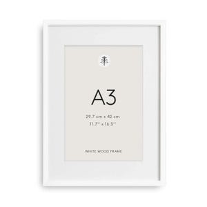 Può includere: Una cornice in legno bianco contenente un inserto beige chiaro con una piccola icona di albero nero, il testo A3, le dimensioni 29,7 cm x 42 cm e 11,7" x 16,5", e il testo WHITE WOOD FRAME stampato nella parte inferiore dell'area centrale.